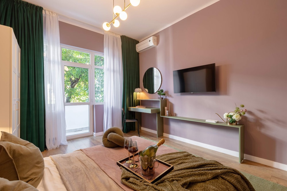 Delightful University Square 1BR, Balcony Church Views