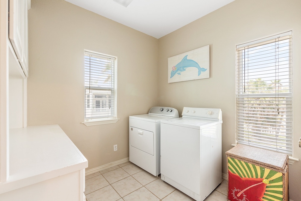 Beach Front Baby Ocean Views, Golf Cart & Pet Friendly!