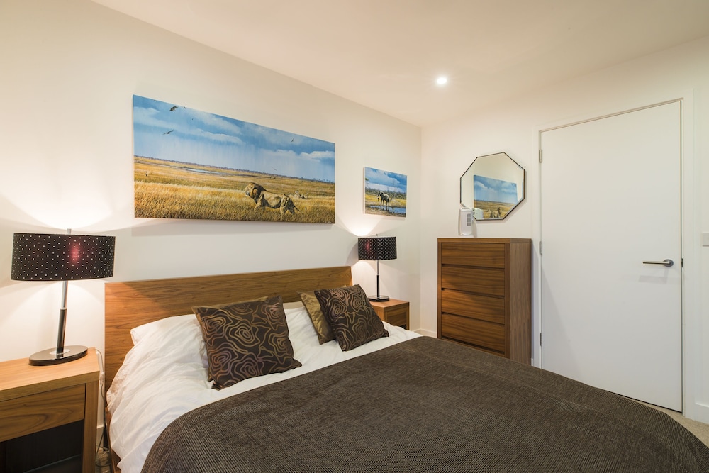 JOIVY Trendy Islington Flat for 2 with Patio