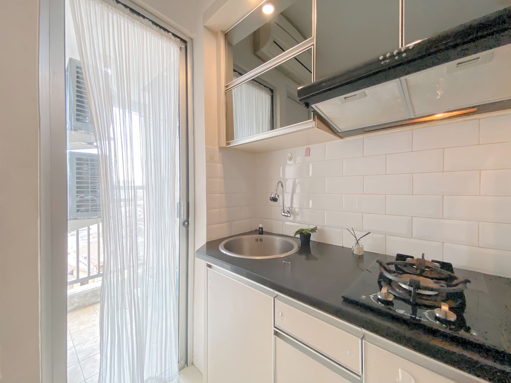 Comfy and Strategic 1BR with Extra Room at Bassura City Apartment