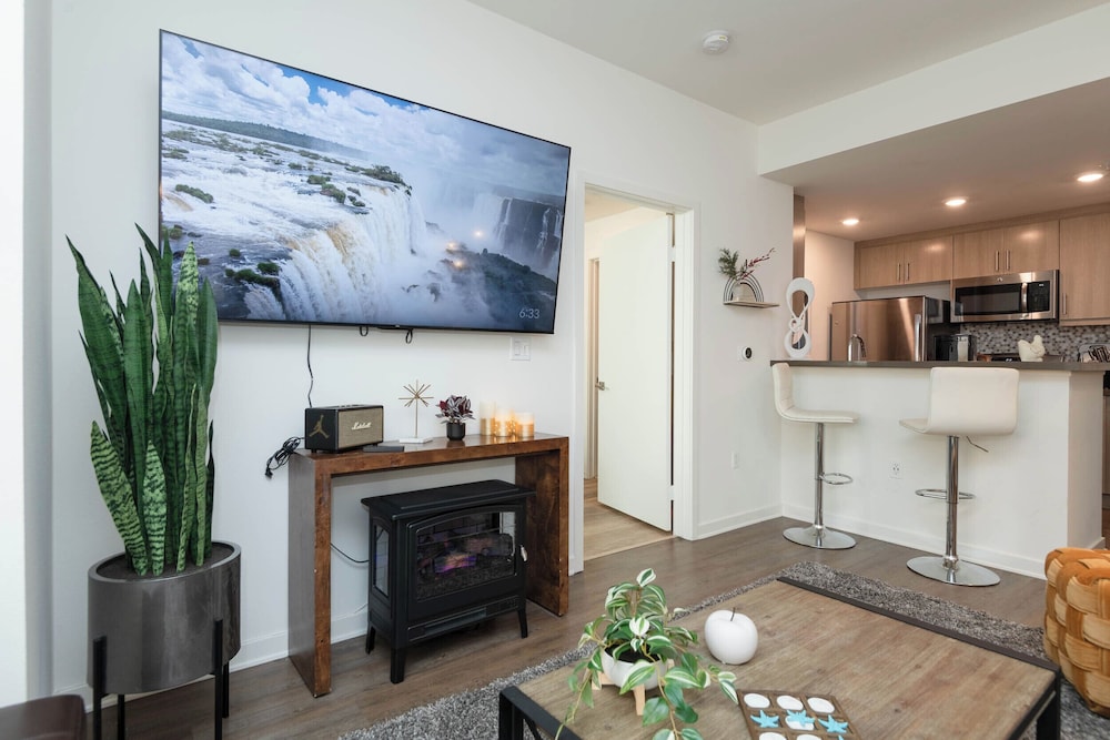 Hollywood Apartment Near Walk of Fame