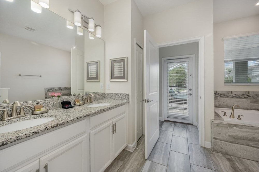 9 Bed Pool, Spa, Movie Room & Game Room! 9 Bedroom Home by RedAwning