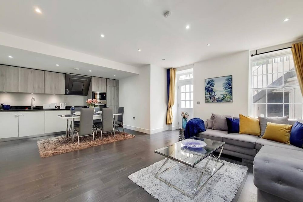 Fantastic 3 Bedroom Apartment off Bakerstreet W AC