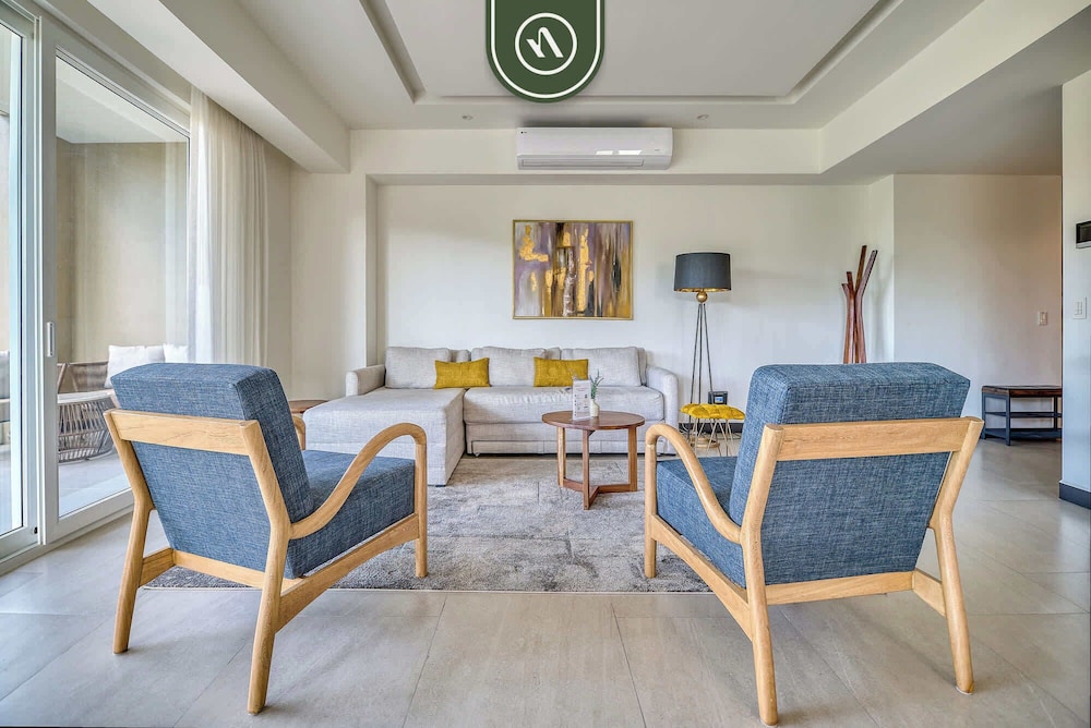 Luxury 2 BR Condo Near Golf Courses and Marina