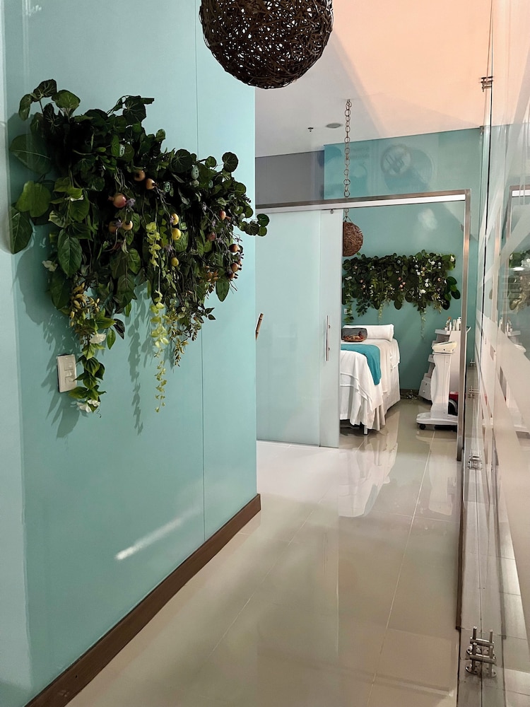Room in B&B - Suite in Portanova Hotel- Near Airport
