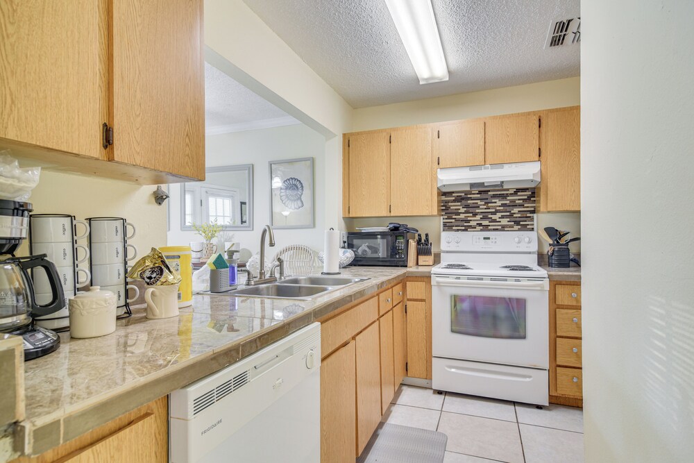 5 Mi to Beaches: Seminole Retreat w/ Balcony