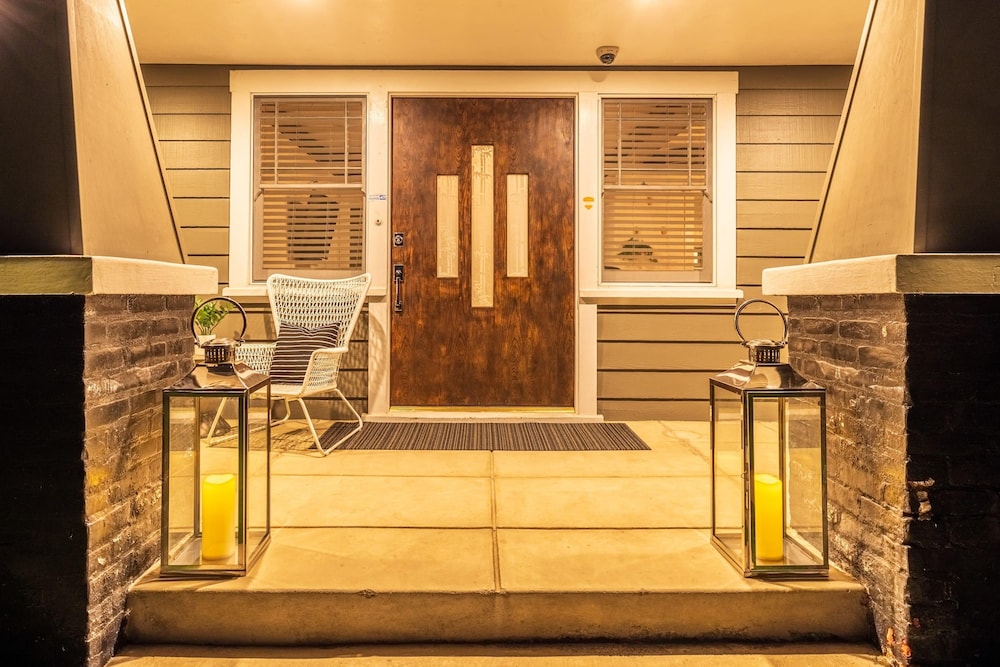 Designer Luxe Compound w Pool-steps to Best Dining