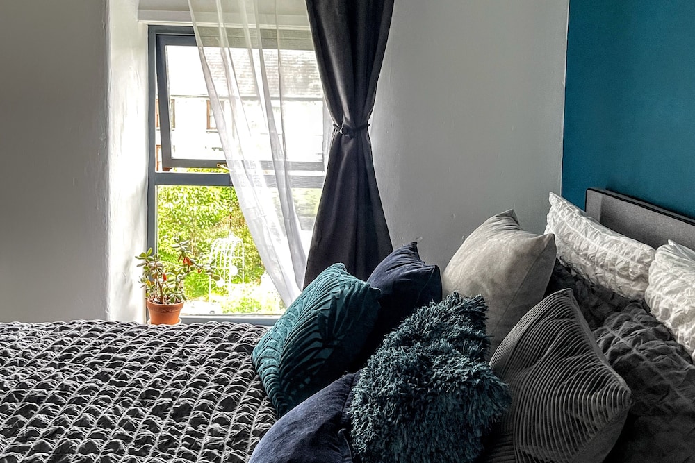 Cottage - Sleeps 4 - Pet Friendly - Terrace
