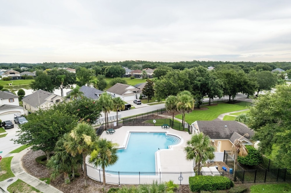 Cozy Queen BR + Pool Access Near Disney