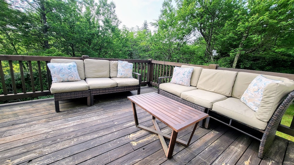 The Nest at Pinecrest by Avantstay Hot Tub Spacious Deck Game Room Fire Pit