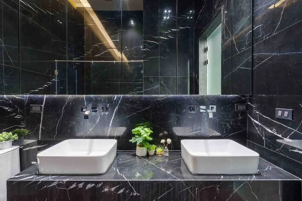 Luxury Modern Pool Jacuzzi Villa 5BR Thonglor