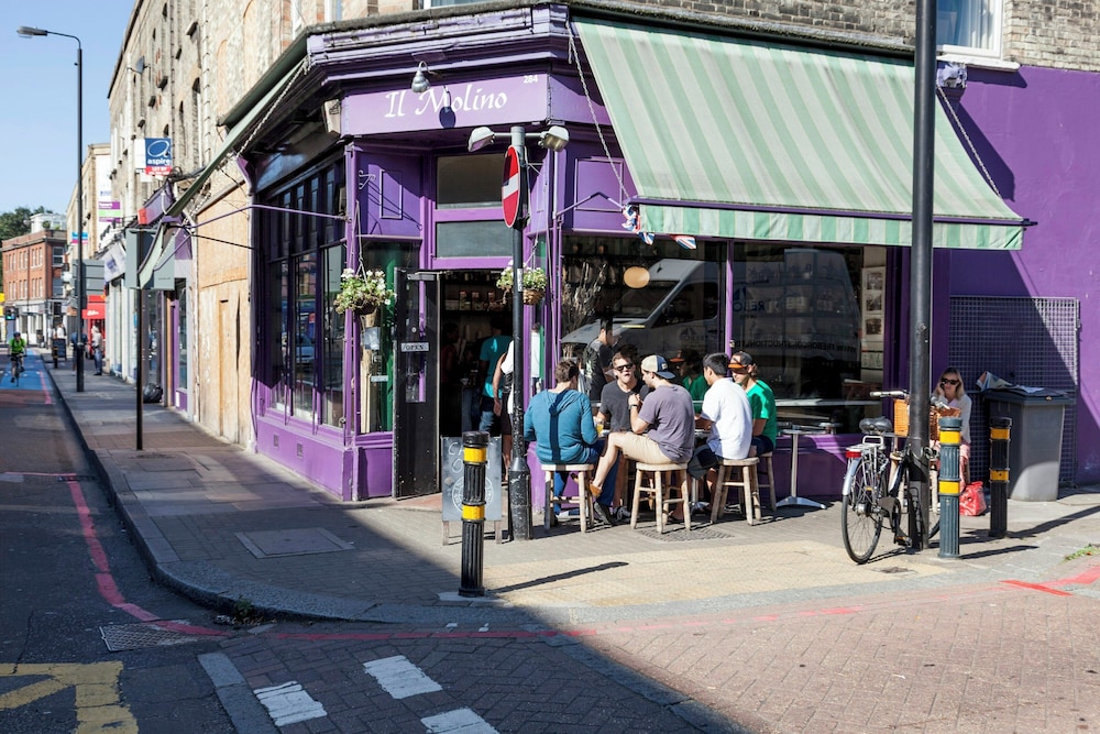 Albert Bridge Road II by Onefinestay