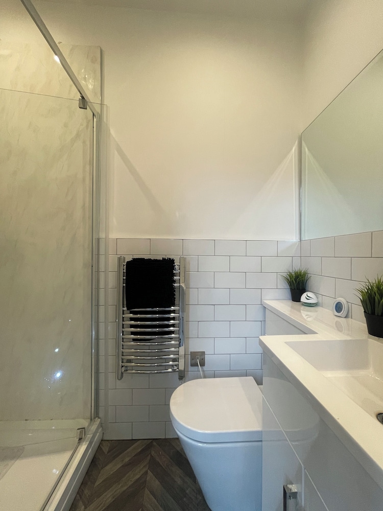 Stylish City Center 2 BR Retreat