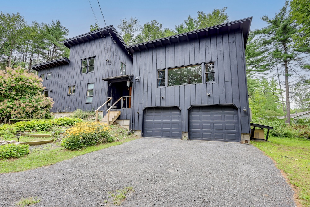 7 Mi to Glens Falls: Peaceful Retreat w/ Game Room