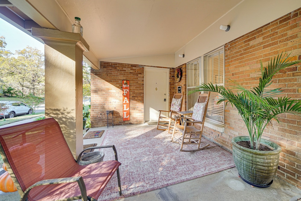 < 1 Mi to Dtwn Texarkana: Couple's Retreat w/ Yard