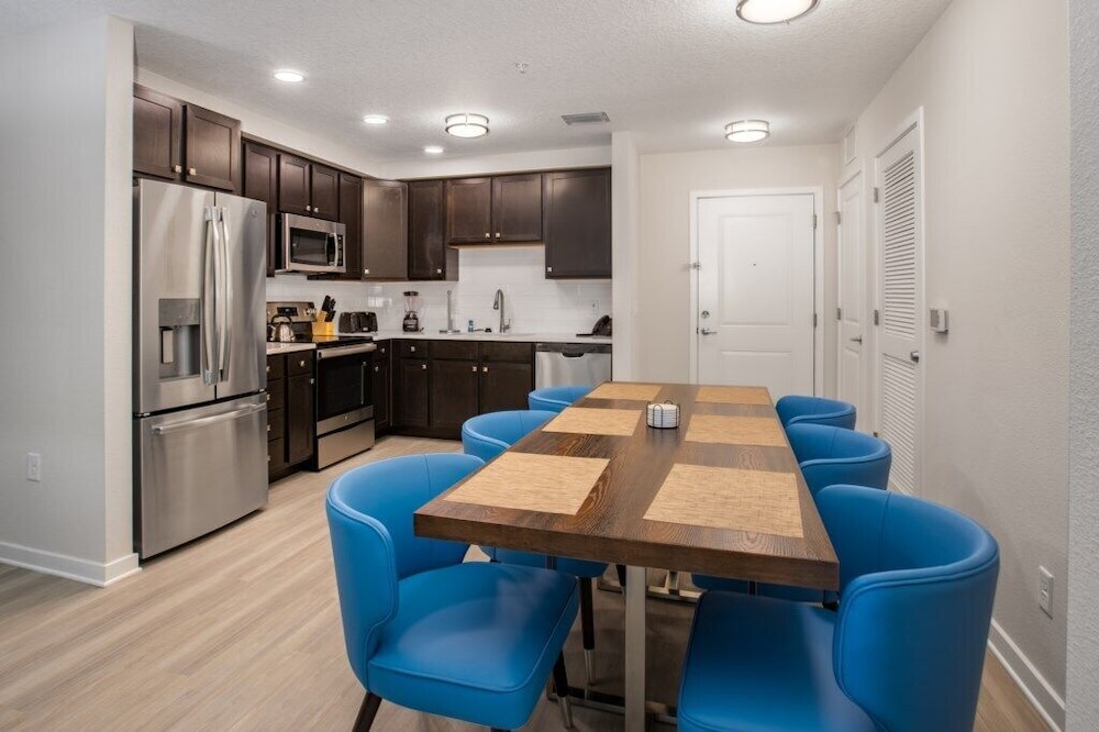New Modern Vista Cay Reserve Condo - 6006