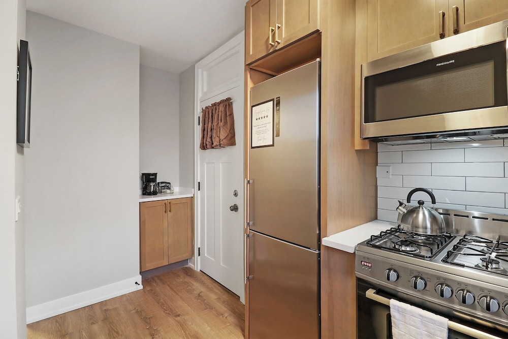Cozy 2BR - Montrose 1A