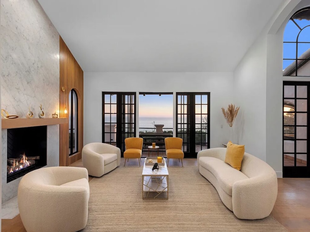Villa Costera - Tree-lined Tranquility: 3-level Entertainer's Dream