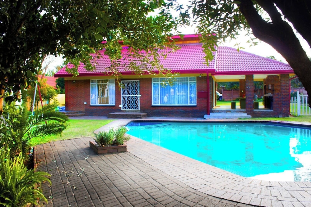Madison House & Cottages