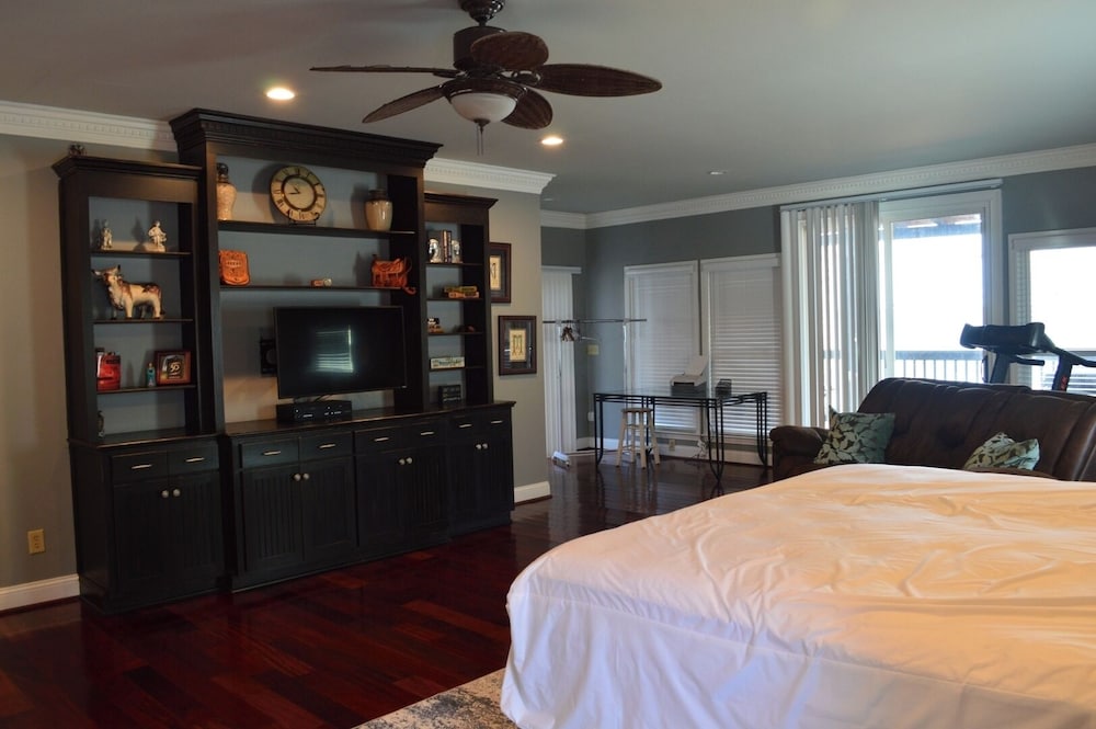 5 BR House Lake Retreat w/ Hot Tub, Sleeps 12