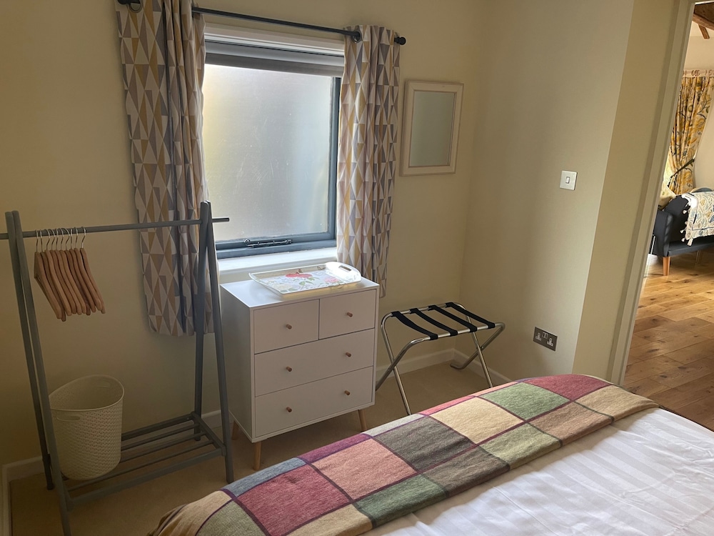 The Tack Room Cottage - Sleeps 4, Garden & Parking