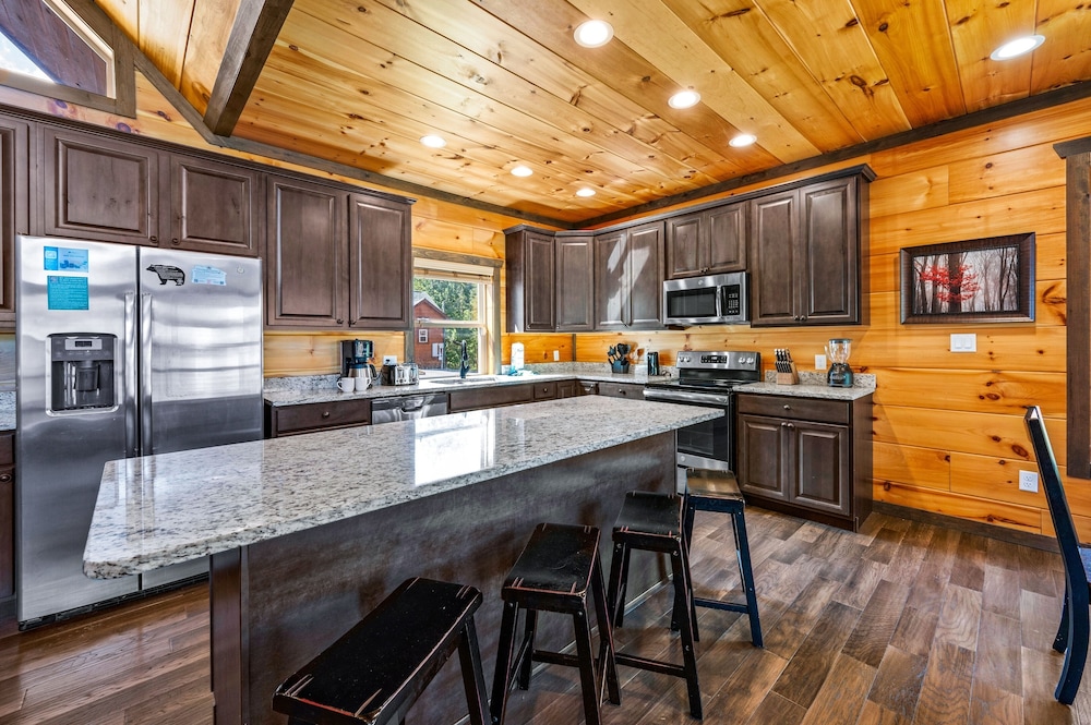 Mountain Skyy 3 Bedroom Cabin by RedAwning view 5