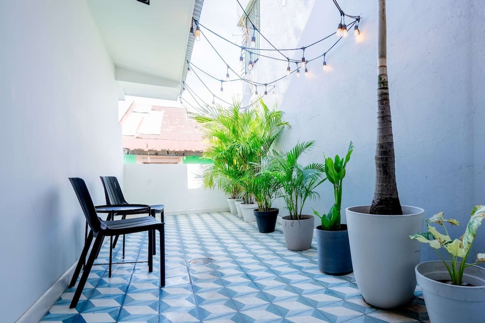 w Outstanding 1BR in Santa Ana view 2