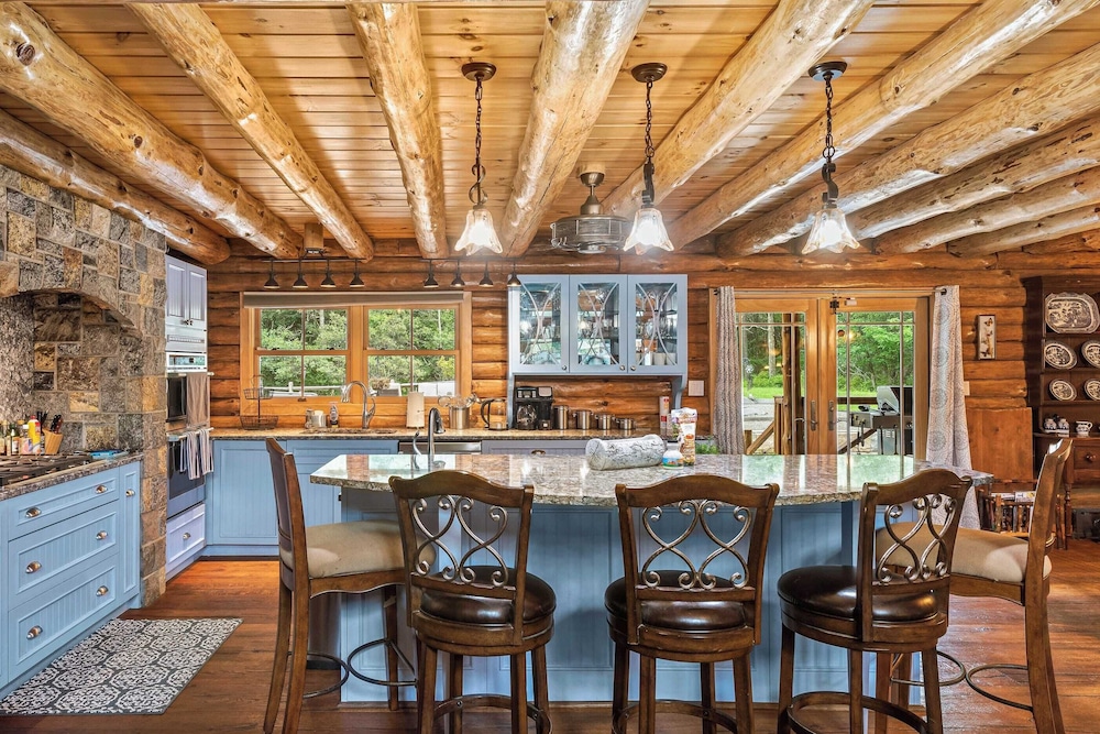 Bigwood Cabin Retreat Hot Tub, Game Room, Firepit Lounge & Private Yard