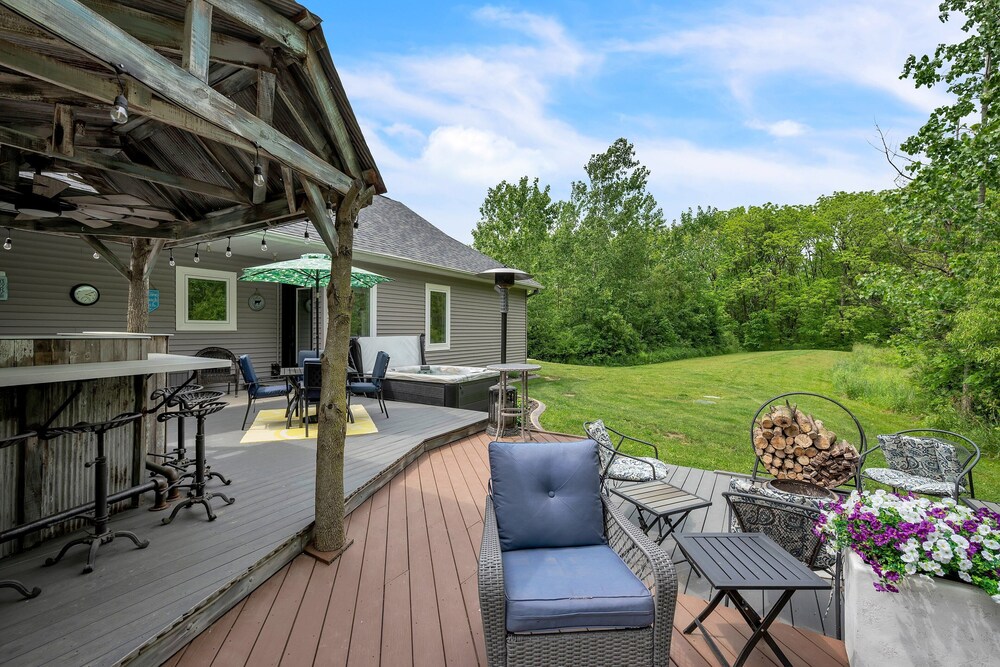 Lakeside Retreat With Hot Tub & Game Room 3 Bedroom Home