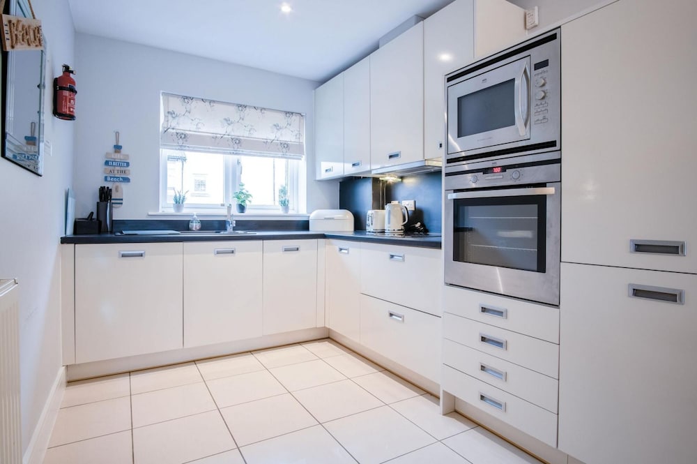 The Beachhouse - 2 Bed Townhouse - Saundersfoot view 3