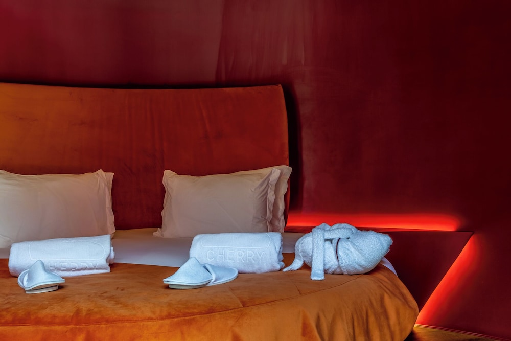 Cherry Sculpture Hotel 69