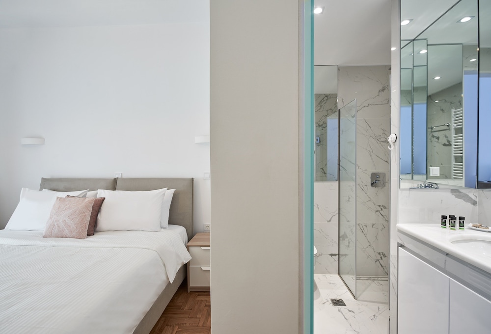 Elite Living 2bd Apt next to Hilton-Ilisia Park