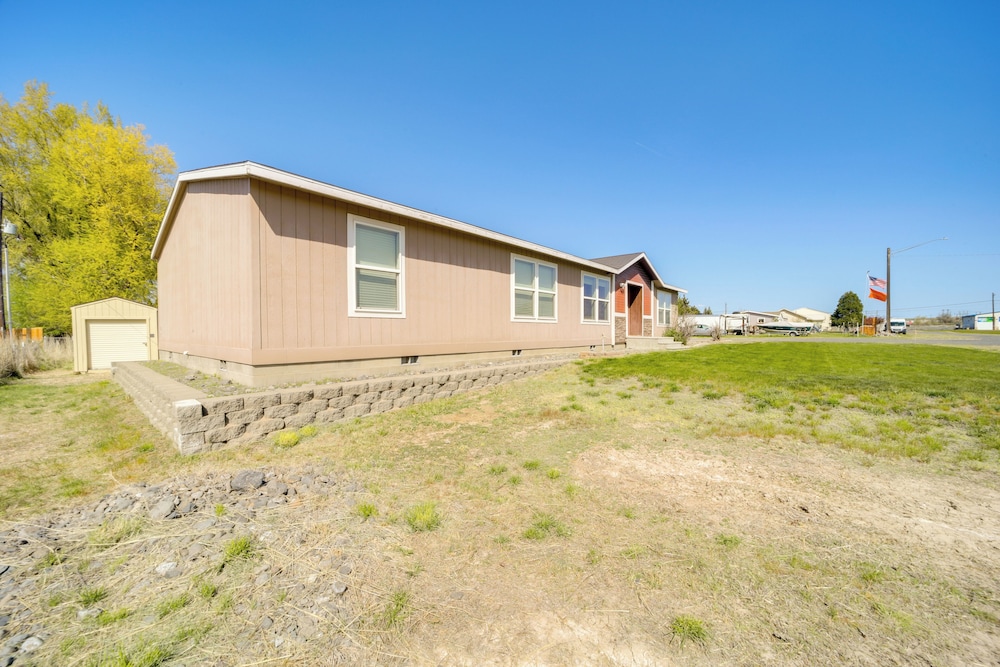 1 Mi to Lake: Getaway w/ Patio in Coulee City!
