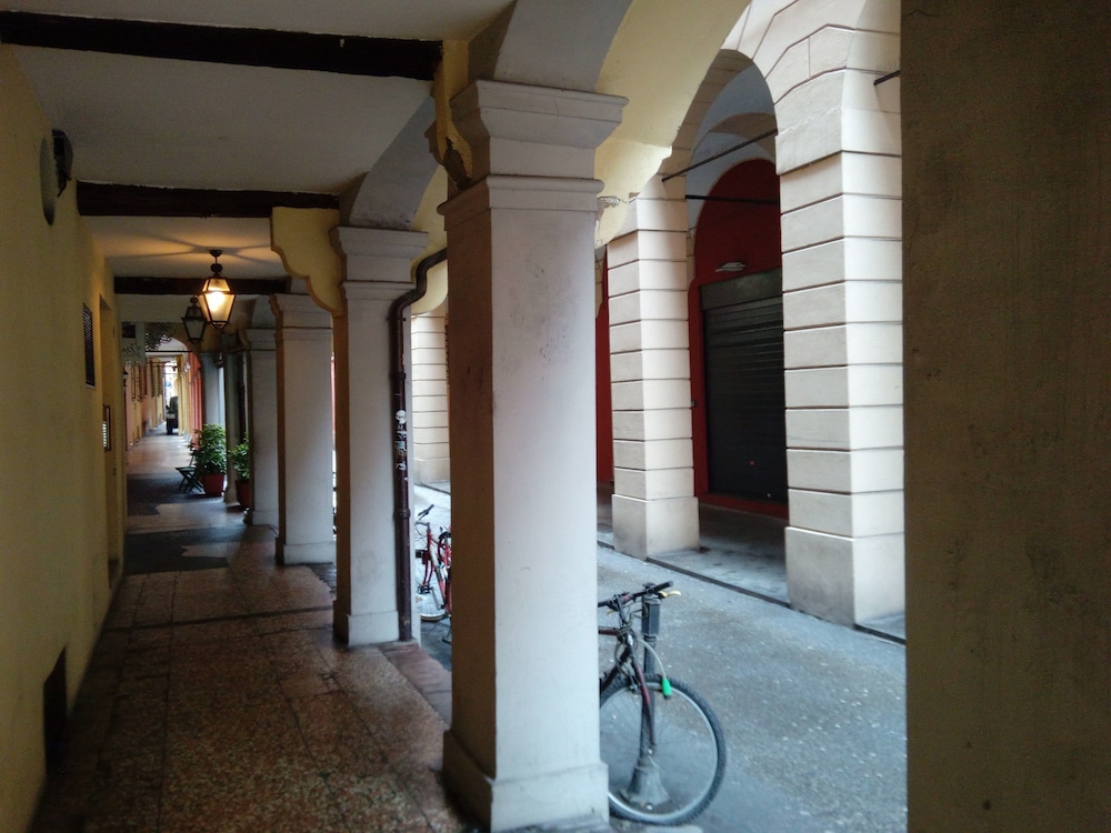 Spacious and Beautiful 60 sqm Apartment in the Very Heart of Bologna photo 4