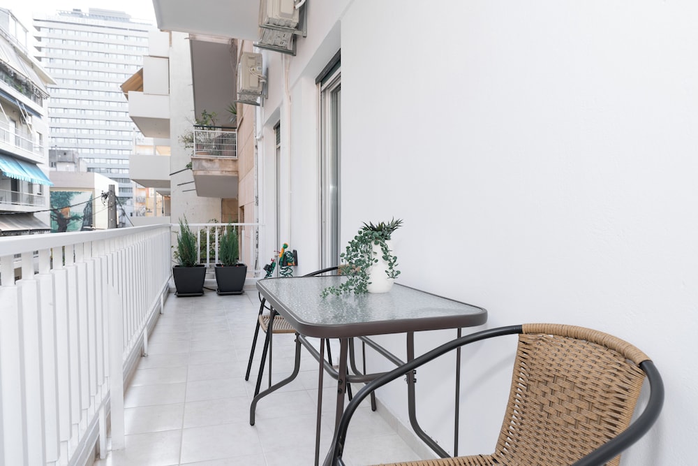 Spacious & Stylish Athens Apartment - Walk To Metro