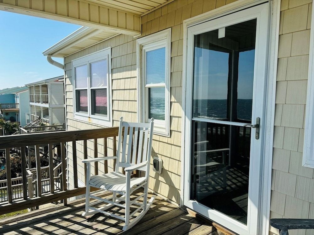 Great Place 5 Bedroom Home by RedAwning