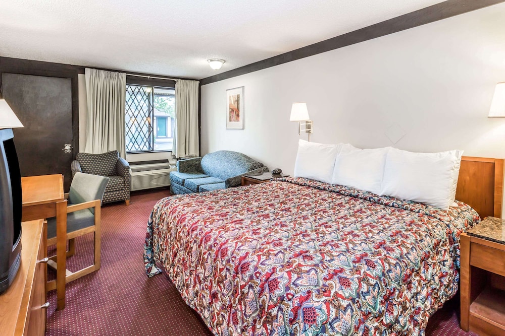 Mount Pleasant Vacations - Knights Inn Racine - Property Image 4