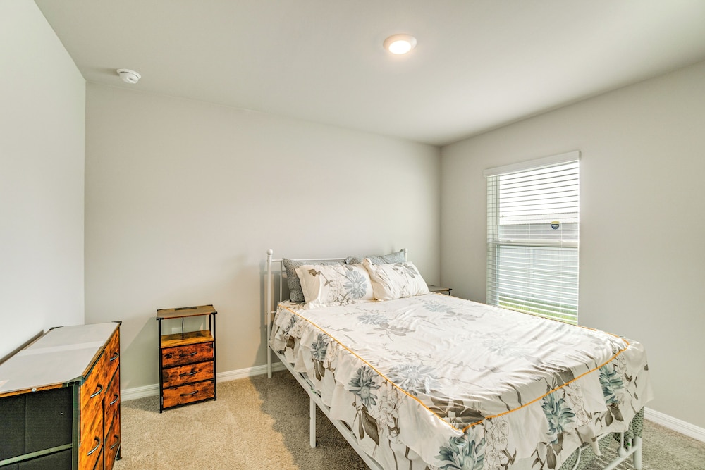 3 Mi to Port Charlotte Beach Park: Home w/ Patio!