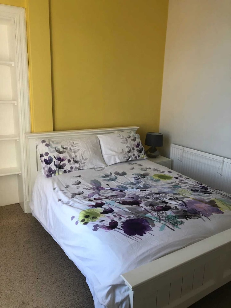 Stylish 1 Bedroom Apartment Near Leith view 2