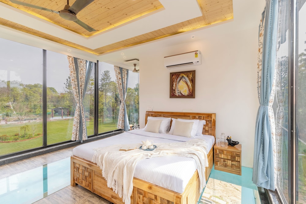 ELIVAAS 3 BHK Handa's Getaway with pool