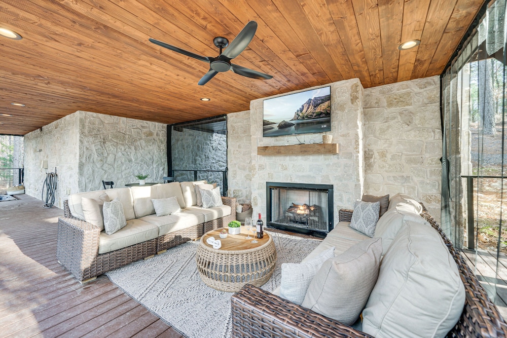 Luxury Broken Bow Cabin w/ Hot Tub on 3 Acres! view 4