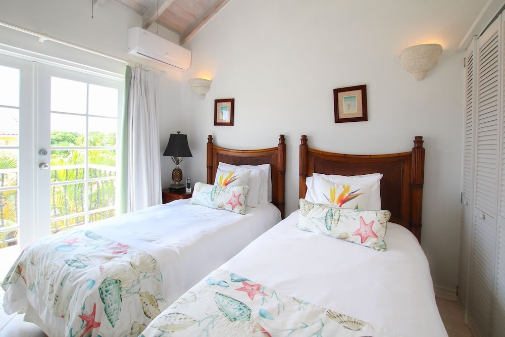 Relax Poolside At This Stylish Townhouse - Porters Gate 24 by BSL Rentals