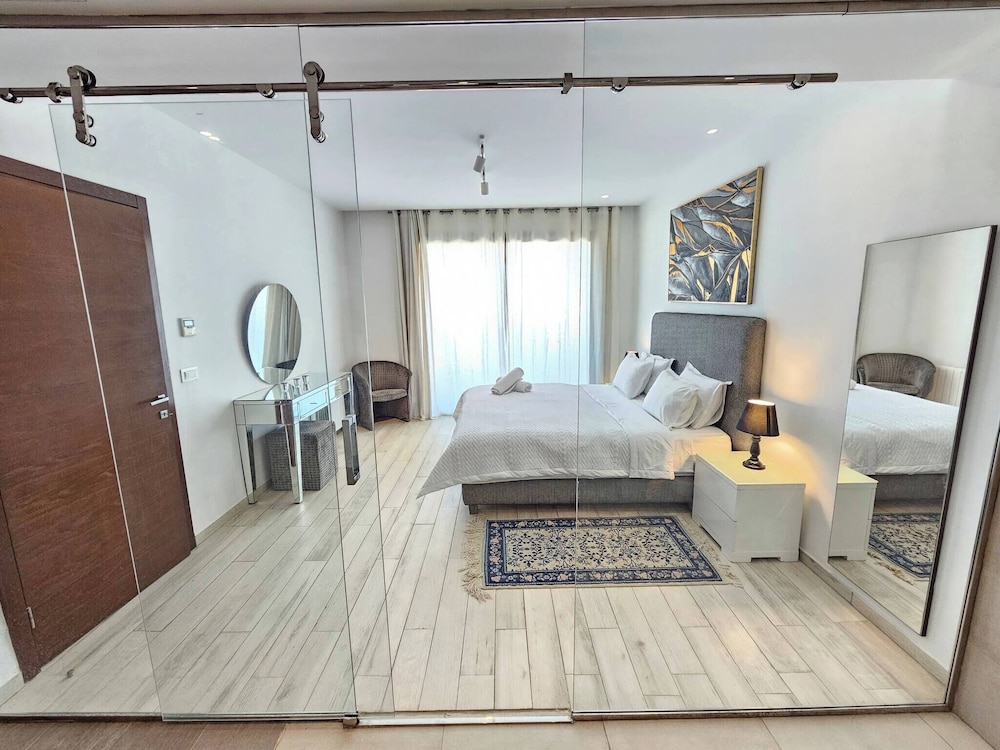 Elegant and Modern Villa V 04