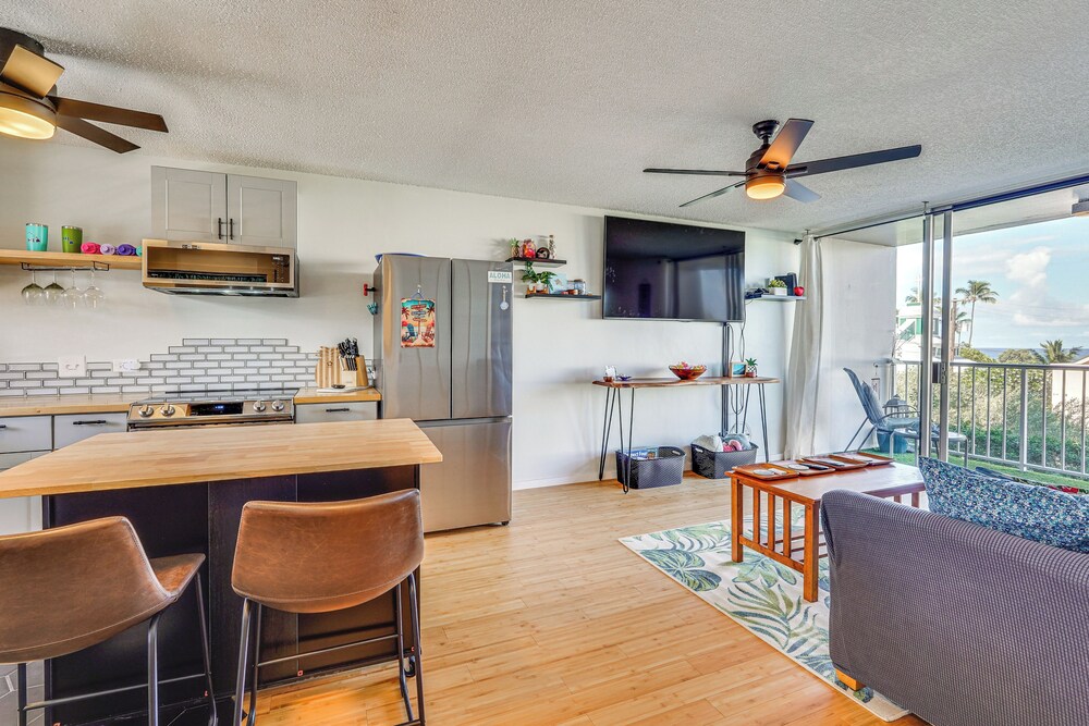 Kailua-kona Condo w/ Balcony: Walk to the Beach!