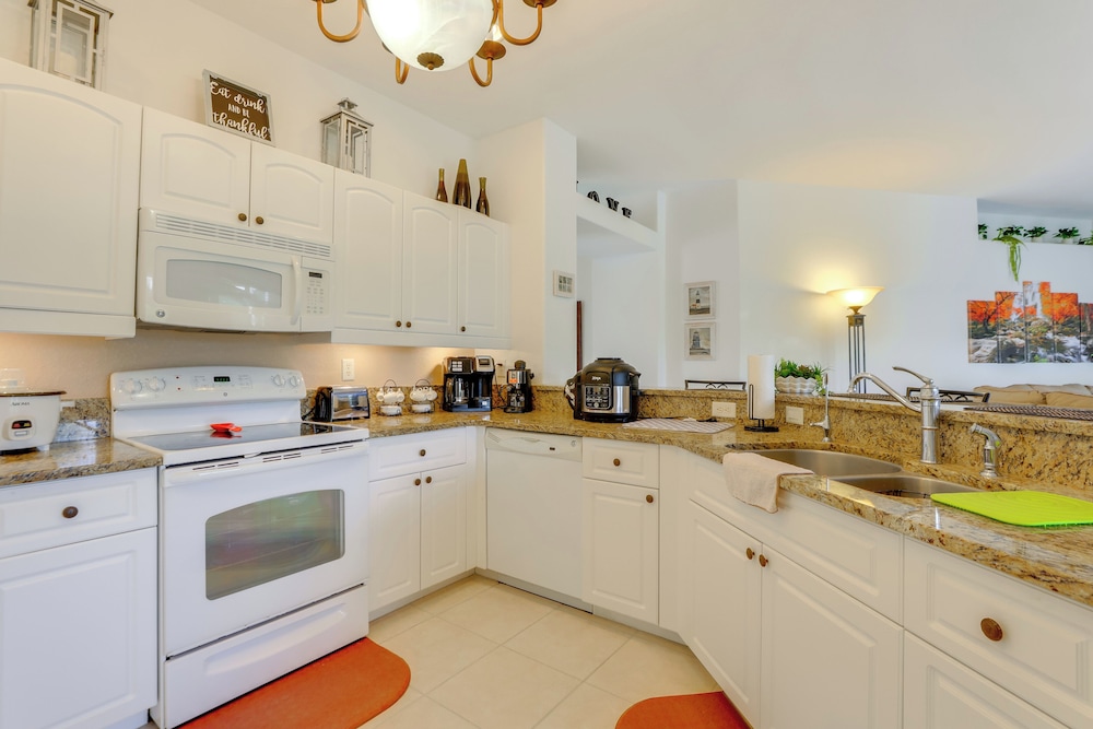 Screened Patio & Canal Views: Home in North Port!