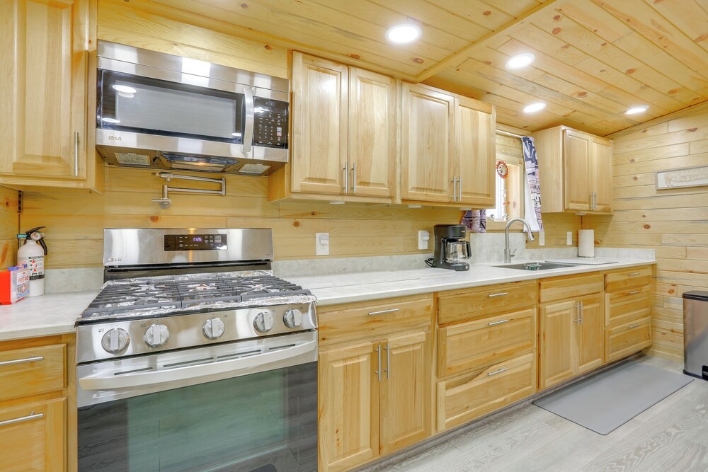 4 Mi to Delaware River: Callicoon Retreat w/ Deck!
