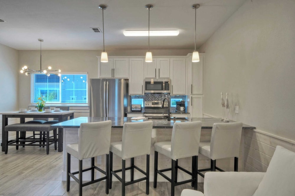 Sleeps 33! 4 Condos, Walk to the Beach, Resort-style Pool, Endless Summer Resort