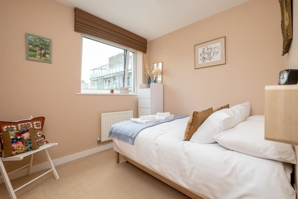 Host Stay Kingscote Townhouse