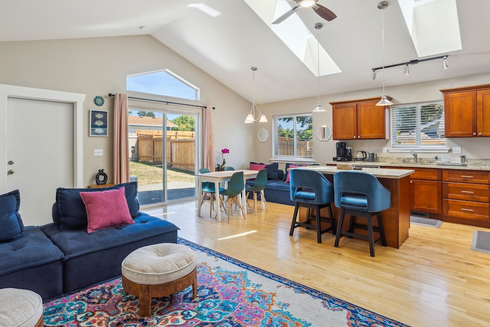 Seattle Vacations - Cheery Tacoma Vacation Rental: 7 Mi to Owen Beach! - Property Image 5