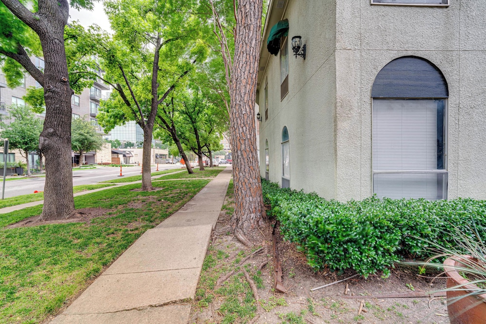 3 Mi to Dtwn Dallas: Condo w/ Walkable Location!